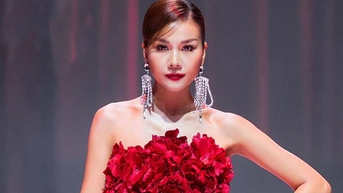 Siêu mẫu Thanh Hằng gây ngỡ ngàng khi diện váy nặng hơn 20kg, đính 1.000 bông hồng bằng vải