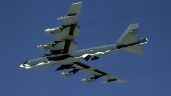 Mỹ điều tàu khu trục, máy bay ném bom B-52 đến Trung Đông