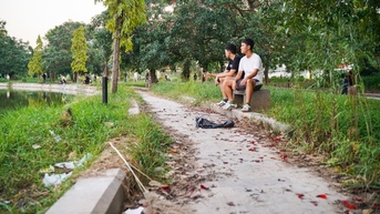 ទិដ្ឋភាពជិតនៃរដ្ឋដែលទ្រុឌទ្រោមនៃឧទ្យាន Mai Dich Lake