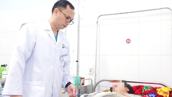 Hóc xương cá, người phụ nữ bị đâm thủng dạ dày