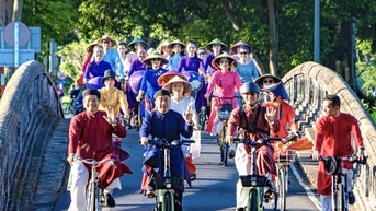 Hàng trăm người mặc áo dài đạp xe trên đường phố Huế