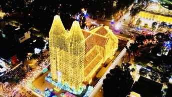 Nhà thờ Đức Bà lung linh trước thềm Giáng sinh