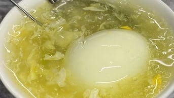 Xe chè Lâm Vinh Mậu và món 'bảo vật' bạch quả hạnh nhân