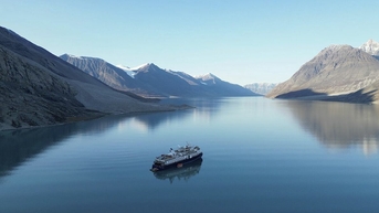 Du thuyền hạng sang mắc cạn ba ngày ngoài khơi Greenland
