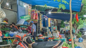 Người dân buôn bán phủ kín vỉa hè dành cho người đi bộ ở Đà Nẵng