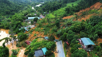 Ha Giang៖ ភ្លៀងធ្លាក់ខ្លាំង និងការបាក់ដីបានកប់ផ្ទះ និងរថយន្តជាច្រើនគ្រឿង