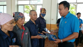 Trao hỗ trợ cho người lao động huyện Sóc Sơn bị ảnh hưởng bởi bão lũ