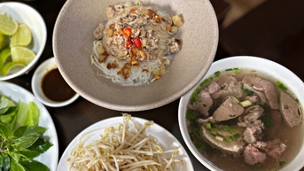 Quán phở hai tô 70 năm tuổi ngon nức tiếng, hơn 20 nhân viên phục vụ luôn tay