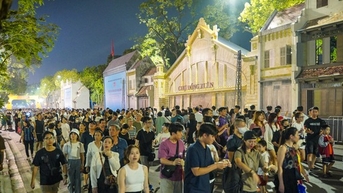 Người Hà Nội xuống phố hòa vào không khí 70 năm giải phóng Thủ đô