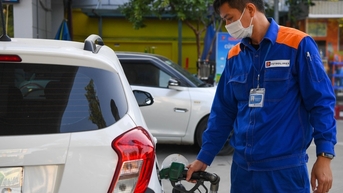 Giá xăng tăng vọt gần 1.300 đồng/lít
