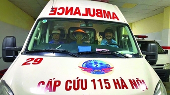 Nghẹt thở cứu người bệnh trong siêu bão