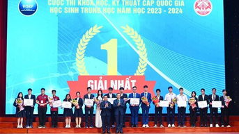 Trao 10 giải nhất cuộc thi Khoa học, kỹ thuật cấp quốc gia cho học sinh trung học