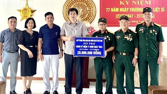 Công đoàn GTVT thăm, tặng quà các thương, bệnh binh nhân ngày 27/7
