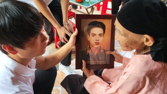 Xúc động hành trình trao tặng ảnh phục chế chân dung liệt sĩ