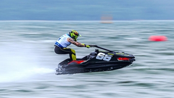 រីករាយជាមួយការសម្តែងជិះស្គីដ៏ស្រស់ស្អាតរបស់អ្នកជិះស្គី