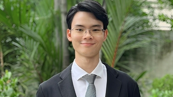 Chàng trai ba lần là thủ khoa, tốt nghiệp đại học sau 8 năm