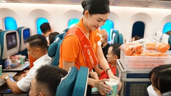 Vietnam Airlines "tô cam bầu trời" vì bình đẳng giới