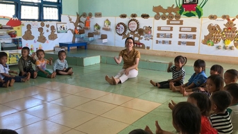 Nghị lực của cô giáo mất một bàn tay do nổ mìn
