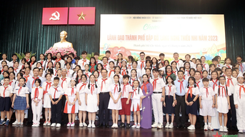 កុមារទីក្រុងហូជីមិញ លើកតម្កើងប្រពៃណី ខិតខំសិក្សា "ការប្រៀនប្រដៅទាំង៥របស់ពូ"