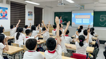 Các trường ở Hà Nội siết chặt quản lý việc dùng điện thoại của học sinh trong lớp học