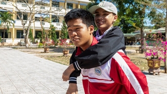 Cậu học trò 3 năm cõng bạn đi học, giờ chơi cõng bạn cùng chơi