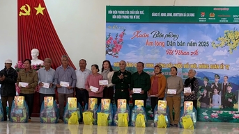 Đồn Biên phòng Cửa khẩu Đắk Ruê tổ chức gói hơn 1.000 bánh chưng tặng người nghèo