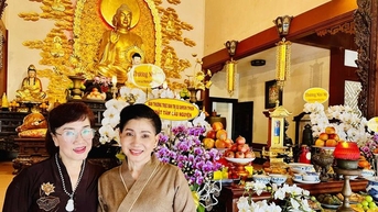 Giỗ 8 năm "sầu nữ" Út Bạch Lan, Thanh Hằng, Phương Hồng Thủy ăn chay nhớ mẹ
