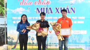Đoàn Thanh niên Hải quan An Giang hỗ trợ đoàn bác sĩ Hà Nội khám bệnh cho 500 người dân xã biên giới
