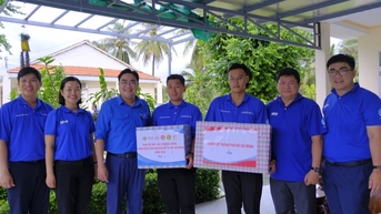 Thành ủy, Thành Đoàn TP.HCM thăm chiến sĩ mùa hè xanh ở Đồng Tháp