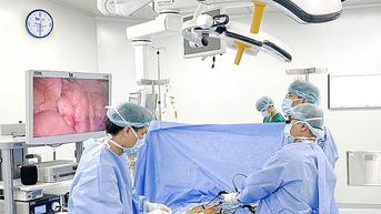 Bé gái 8 tuổi mắc dị tật ruột đôi bẩm sinh