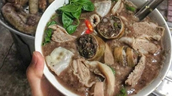 하노이, Cau Giay 지역의 유명한 맛있는 돼지 곱창집