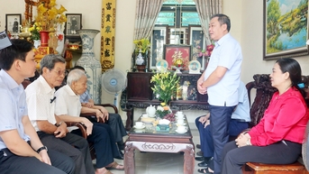 Lãnh đạo thành phố Hà Nội thăm, tặng quà người có công tiêu biểu huyện Chương Mỹ