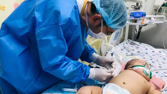 Sau 3 ngày sốt cao, bé sơ sinh bị cô đặc máu do sốc sốt xuất huyết