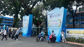 Trường ĐH Thủ Dầu Một trả lại 37 tỷ thu học phí sai cho sinh viên