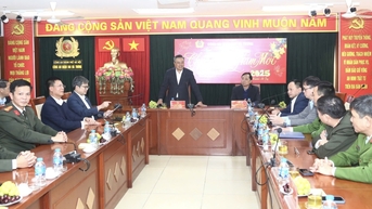 Chủ tịch UBND TP Hà Nội thăm, chúc Tết cán bộ, chiến sĩ công an, thương binh