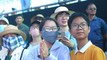 ទស្សនិកជន Quy Nhon ពេញចិត្តនឹងការជិះស្គីដ៏រំភើប។