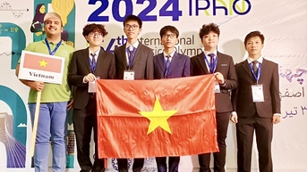 베트남은 2024년 국제물리올림피아드에서 금메달 2개, 은메달 3개를 획득하며 뛰어난 성적을 거두었습니다.