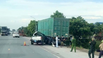 Xe bán tải húc vào container đậu bên đường, 6 người thương vong