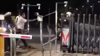 Yêu cầu công ty xử lý nhân viên bảo vệ đe dọa thanh niên trước ký túc xá Đại học Quốc gia TP.HCM