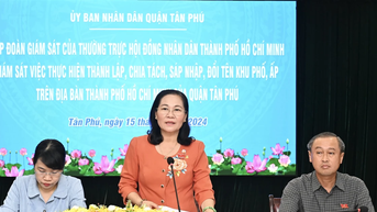 ប្រធានក្រុមប្រឹក្សាប្រជាជនទីក្រុងហូជីមិញ Nguyen Thi Le៖ ការផ្តល់រង្វាន់ទាន់ពេលវេលា និងការដឹងគុណចំពោះបុគ្គលដែលធ្វើការក្នុងសង្កាត់ និងក្រុមលំនៅដ្ឋាន។