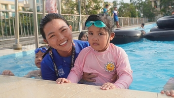 គ្រូ​បង្រៀន​ហែល​ទឹក​មិន​គិត​ថ្លៃ​៨​ឆ្នាំ​ដល់​សិស្ស​ក្រីក្រ​រាប់​រយ​នាក់