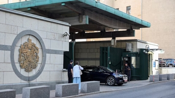 러시아, 장거리 미사일 문제로 긴장 고조되면서 영국 외교관 6명 추방