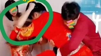 신랑, 결혼식 당일 문자 메시지 때문에 신부 머리카락 잡아 때려