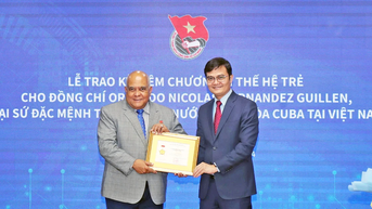 Trao Kỷ niệm chương "Vì thế hệ trẻ" tặng Đại sứ Cuba tại Việt Nam