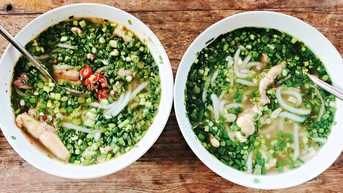광찌에서 손님들이 젓가락으로 먹어야 하는 이상한 죽 요리를 땀을 흘리며 즐겨 먹습니다.