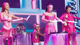 Nghệ sĩ nữ hụt hơi trước 'cơn sốt' các anh trai?