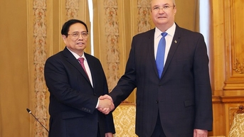 Pham Minh Chinh 총리가 루마니아 상원 의장과 하원의장을 만났습니다.