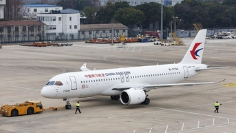 Máy bay Trung Quốc lần đầu ra khỏi đại lục