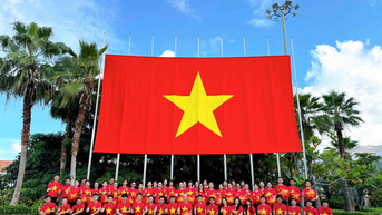 ស្ងើចសរសើរទង់ជាតិ "យក្ស" ដែលប្រារព្ធទិវាជាតិនៅភាគខាងត្បូងនៃកោះ Phu Quoc