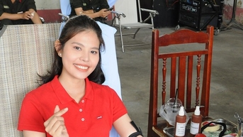 Hàng trăm cán bộ, chiến sĩ, đoàn viên thanh niên hiến máu tại Chủ Nhật Đỏ ở Cần Thơ